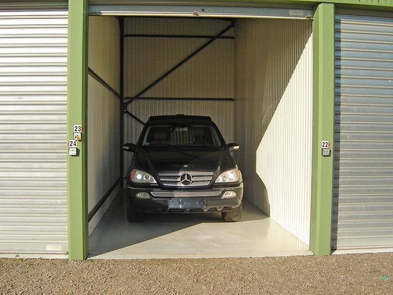 Petit Box avec voiture du Boss du Stockage - SCI Luto