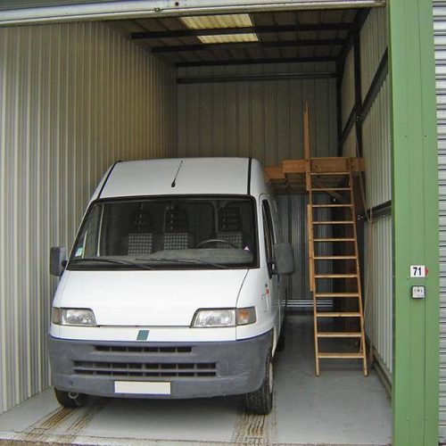 Grand Box avec fourgon et mezzanine du Boss du Stockage – SCI Luto Grand Box avec fourgon et mezzanine du Boss du Stockage - SCI Luto